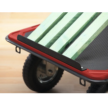 Detailansicht eines Transportrollers mit Rädern und Holzladung