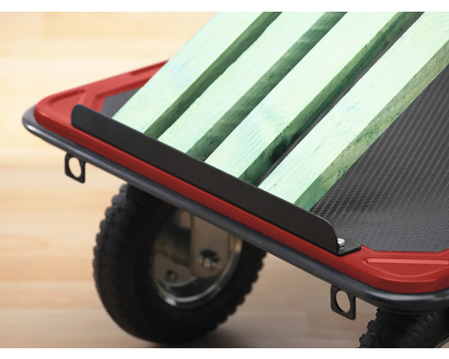 Detailansicht eines Transportrollers mit Rädern und Holzladung