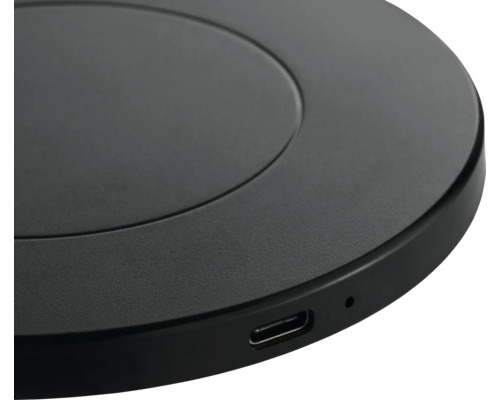 Nahaufnahme einer runden, schwarzen Ladestation mit USB-Anschluss.