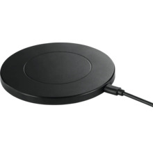 Schwarze, runde Ladestation mit Kabel