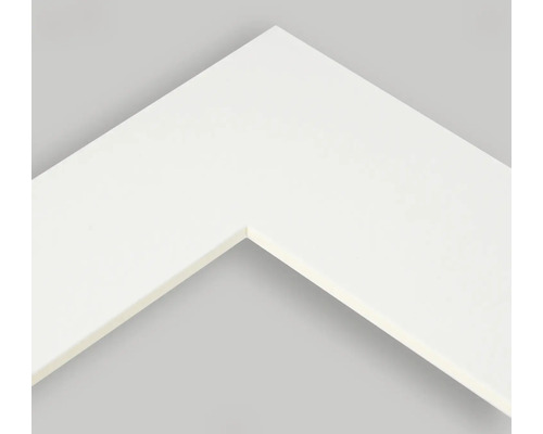 Detailansicht eines weißen Bilderrahmenprofils