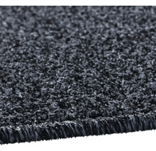 Gros plan d'un morceau de gazon synthétique avec des fibres structurées.