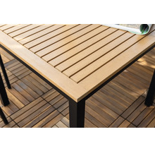 Vue détaillée d'une table de jardin avec des lattes en bois et un cadre en métal
