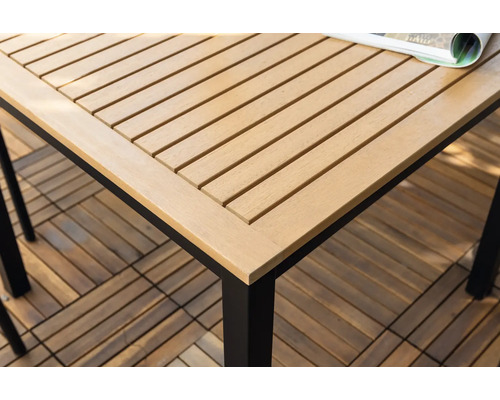 Vue détaillée d'une table de jardin avec des lattes en bois et un cadre en métal