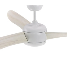 Deckenventilator mit Flügeln in Holzoptik