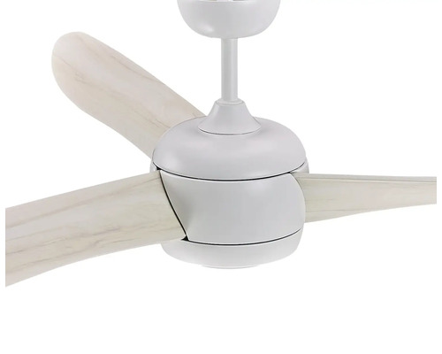 Deckenventilator mit Flügeln in Holzoptik