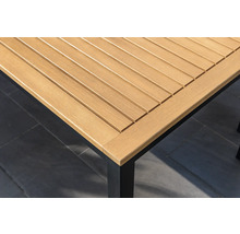 Vue détaillée d'un plateau de table de jardin en bois avec un piètement de table noir.