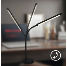 Schwenkbare LED-Tischleuchte auf einem Schreibtisch