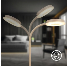 Stehleuchte mit drei Leuchtenarmen und drehbaren Leuchtenköpfen im Schlafzimmer