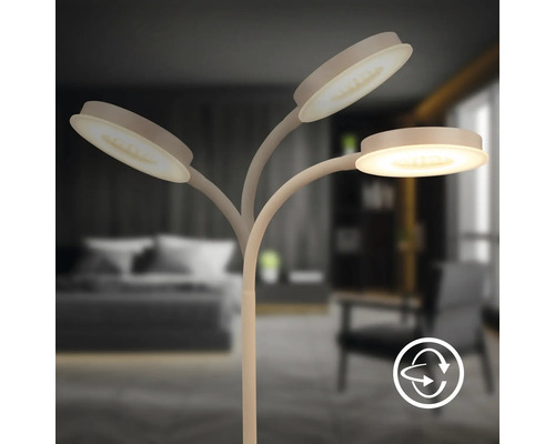 Stehleuchte mit drei Leuchtenarmen und drehbaren Leuchtenköpfen im Schlafzimmer