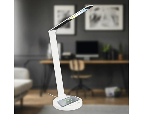 Weisse Schreibtischleuchte mit kabelloser Ladefunktion in Büroumgebung
