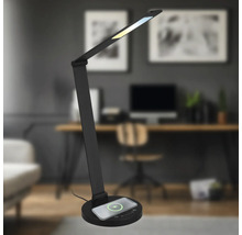 Schreibtischlampe mit kabelloser Ladefunktion in einem modernen Arbeitszimmer.