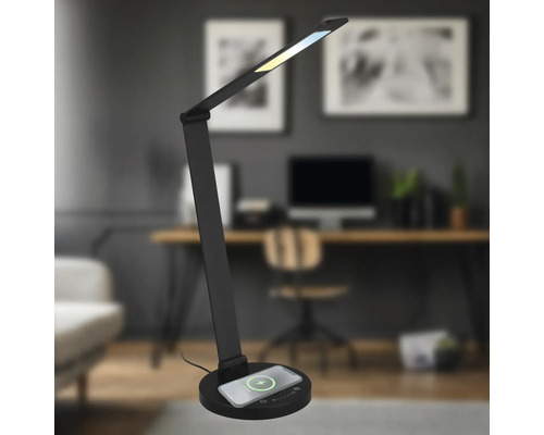 Schreibtischlampe mit kabelloser Ladefunktion in einem modernen Arbeitszimmer.