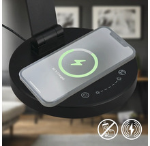 Handy wird kabellos über eine Ladestation aufgeladen.