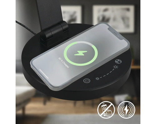 Handy wird kabellos über eine Ladestation aufgeladen.