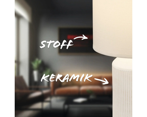 Nahaufnahme einer Lampe mit Lampenschirm aus Stoff und einem Lampenfuß aus Keramik