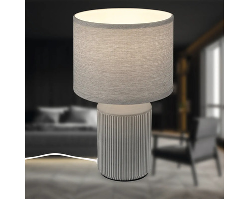 Tischleuchte mit Stoffschirm und geriffeltem Sockel