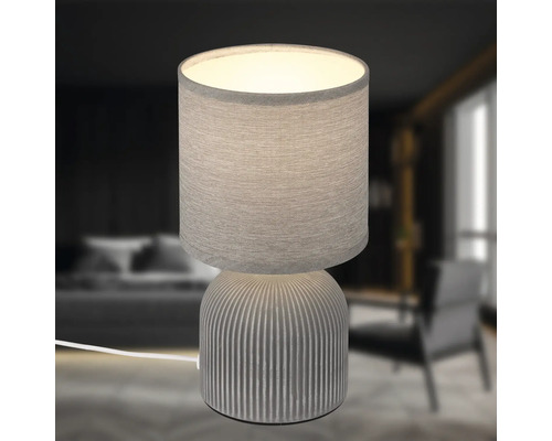 Tischleuchte mit Stoffschirm und geripptem Keramikfuß