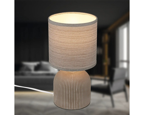 Tischleuchte mit Stoffschirm und geripptem Keramikfuß