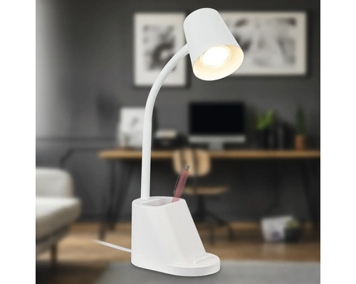 Weisse Schreibtischlampe mit Stifthalter auf einem Schreibtisch