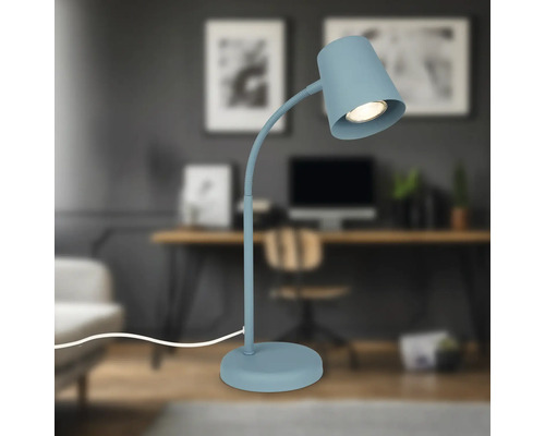 Blaue Schreibtischlampe im Arbeitszimmer