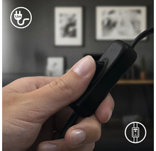 Hand betätigt Schalter einer Lampe. Symbol für Schalter. Symbol für Kabellänge 1,5 Meter.