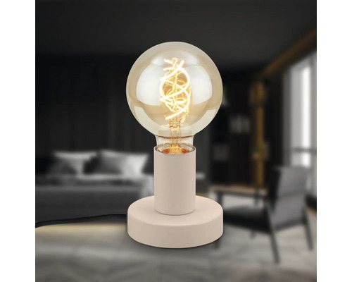 Dekorative Tischleuchte mit Glühbirne im Wohnraum