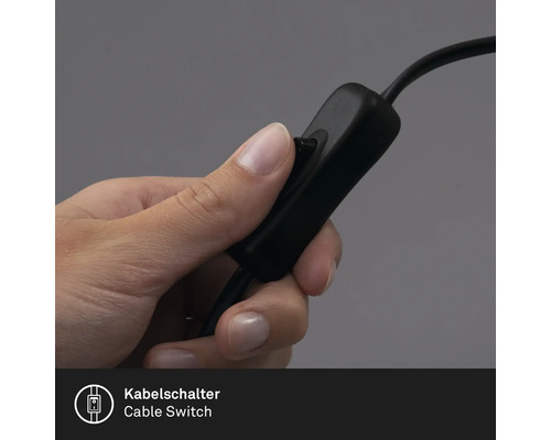 Eine Hand betätigt einen Schalter an einem Kabel.