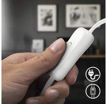 Eine Hand betätigt den Schalter einer Lampe. Symbole zeigen die Kabellänge und den Schalter.