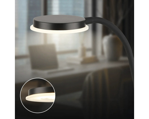 Schreibtisch mit einer Schreibtischleuchte