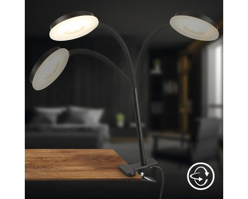 Klemmleuchte mit drei Armen und runden Lampenschirmen an einem Schreibtisch