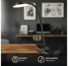 Schwenkbare LED-Klemmleuchte auf einem Holztisch