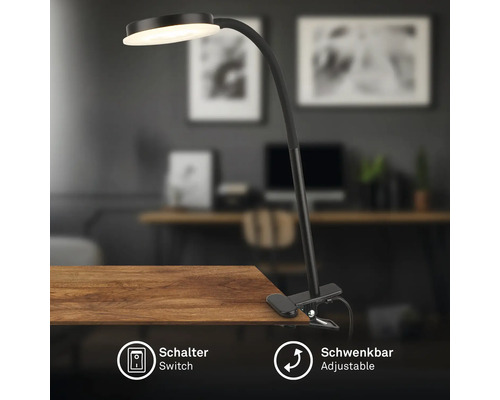 Schwenkbare LED-Klemmleuchte auf einem Holztisch