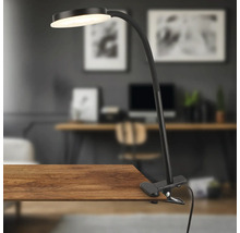 Schreibtischlampe mit Klemmfuß auf einem Holztisch