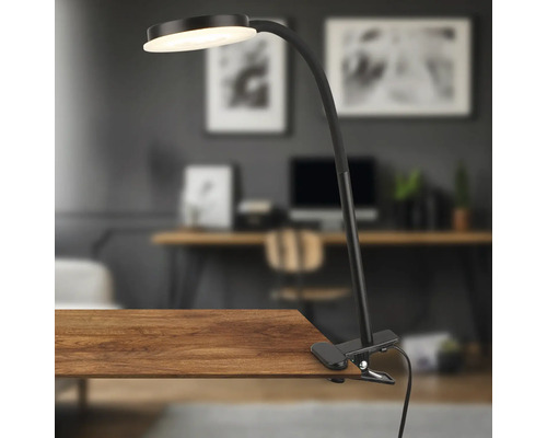 Schreibtischlampe mit Klemmfuß auf einem Holztisch