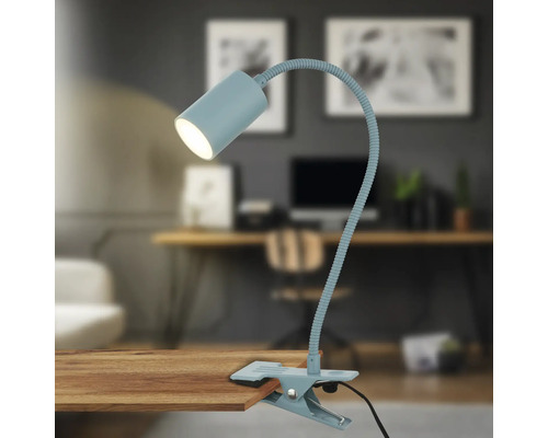 Blaue Klemmleuchte auf einem Holztisch