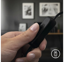 Eine Hand bedient einen Schalter an einem Kabel