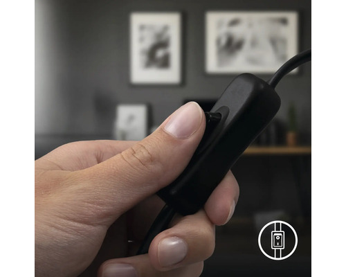 Eine Hand bedient einen Schalter an einem Kabel