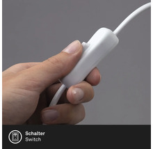 Eine Hand betätigt einen Schalter an einem Kabel