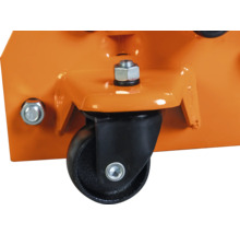 Gros plan d'une roulette noire sur un chariot d'atelier