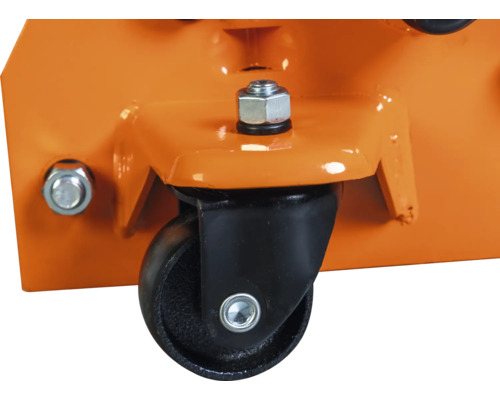 Gros plan d'une roulette noire sur un chariot d'atelier