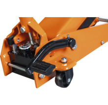 Vue détaillée d'un cric rouleur orange avec pédale noire et roulettes