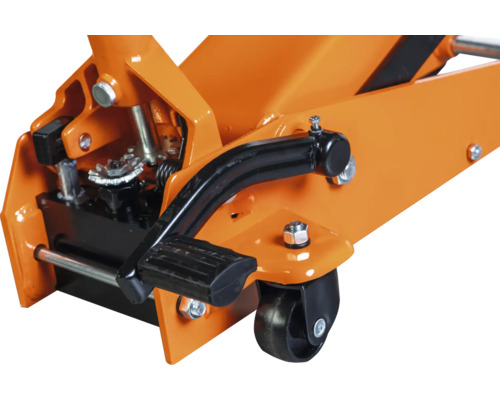 Vue détaillée d'un cric rouleur orange avec pédale noire et roulettes