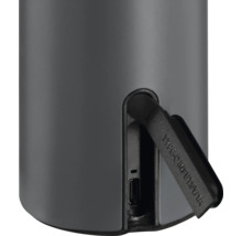 Detailansicht einer USB-C-Buchse mit Abdeckung an einem elektronischen Gerät