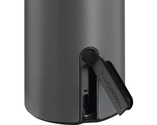 Detailansicht einer USB-C-Buchse mit Abdeckung an einem elektronischen Gerät