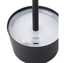 Detailaufnahme der Basis einer Lampe mit USB-Anschluss