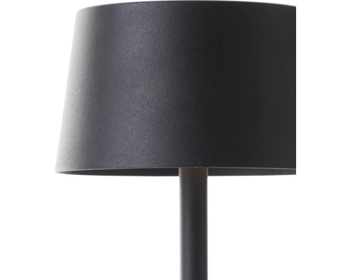 Detailaufnahme einer schwarzen Tischleuchte mit Lampenschirm