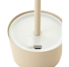 Detailaufnahme eines beigefarbenen Trinkbrunnens für Haustiere mit Stromanschluss