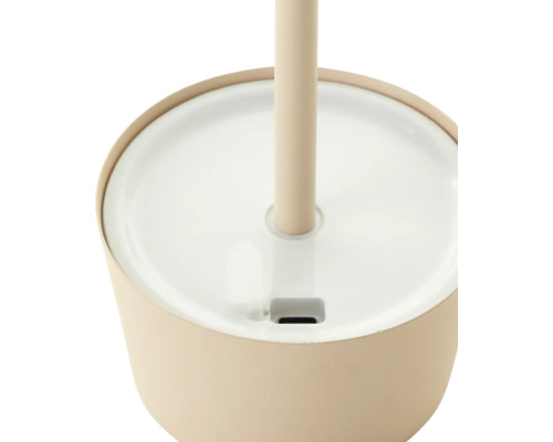 Detailaufnahme eines beigefarbenen Trinkbrunnens für Haustiere mit Stromanschluss