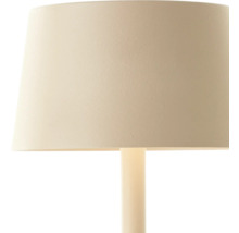 Nahaufnahme einer Tischlampe mit Lampenschirm